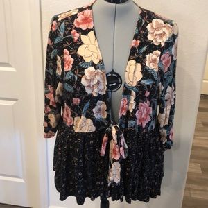 Torrid 5 4/5X Tie Front t Floral Top